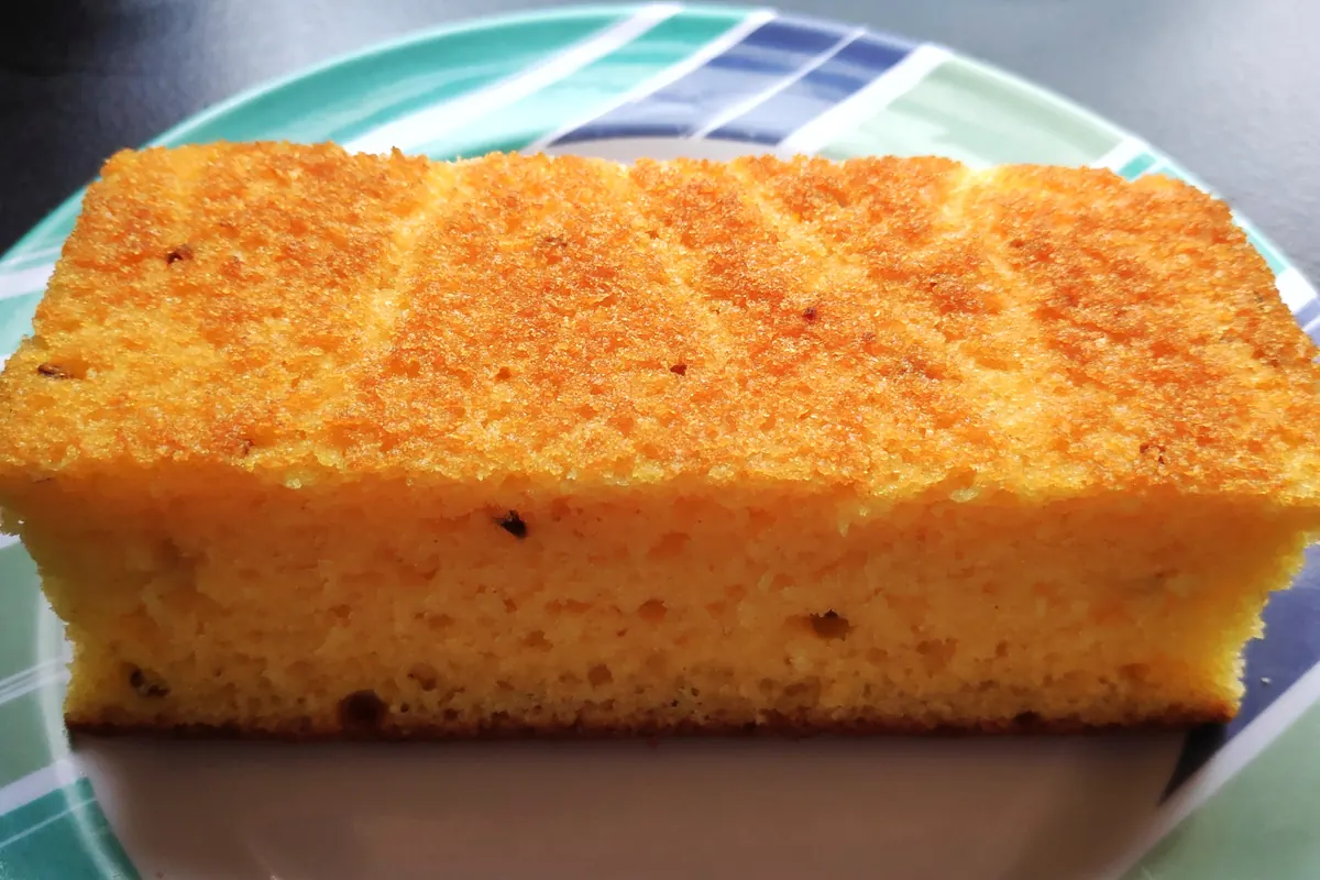 Pedaço de bolo de fubá dourado no prato