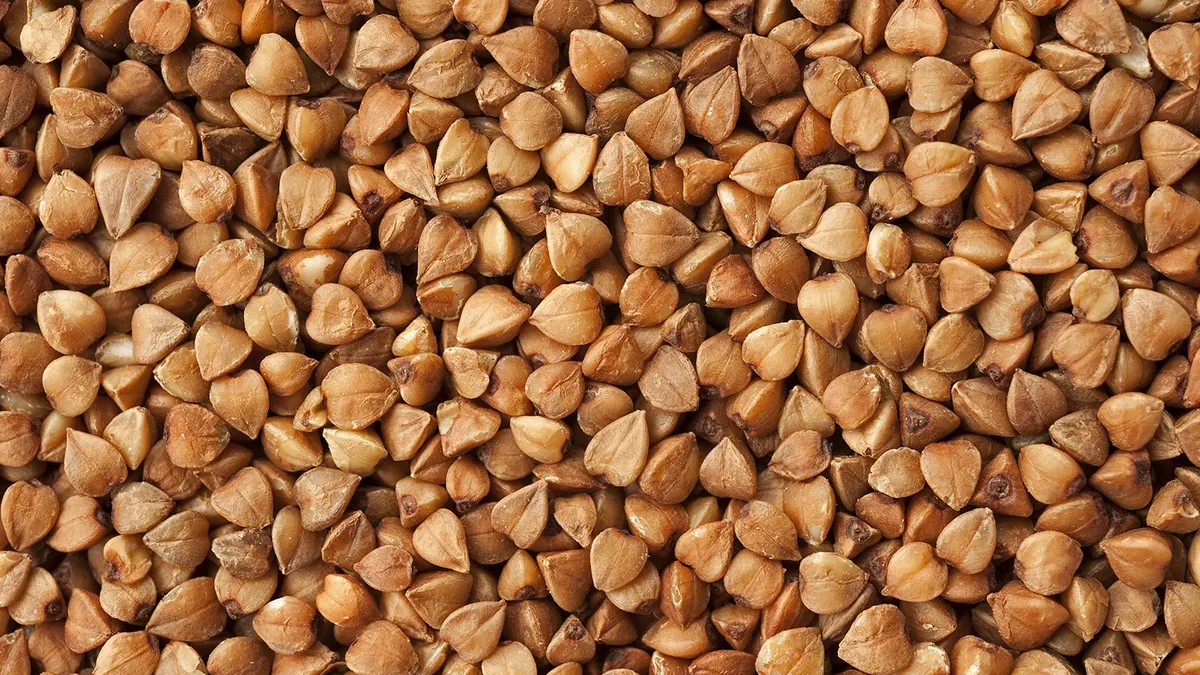 Grãos de trigo sarraceno, de perto, com o formato triangular